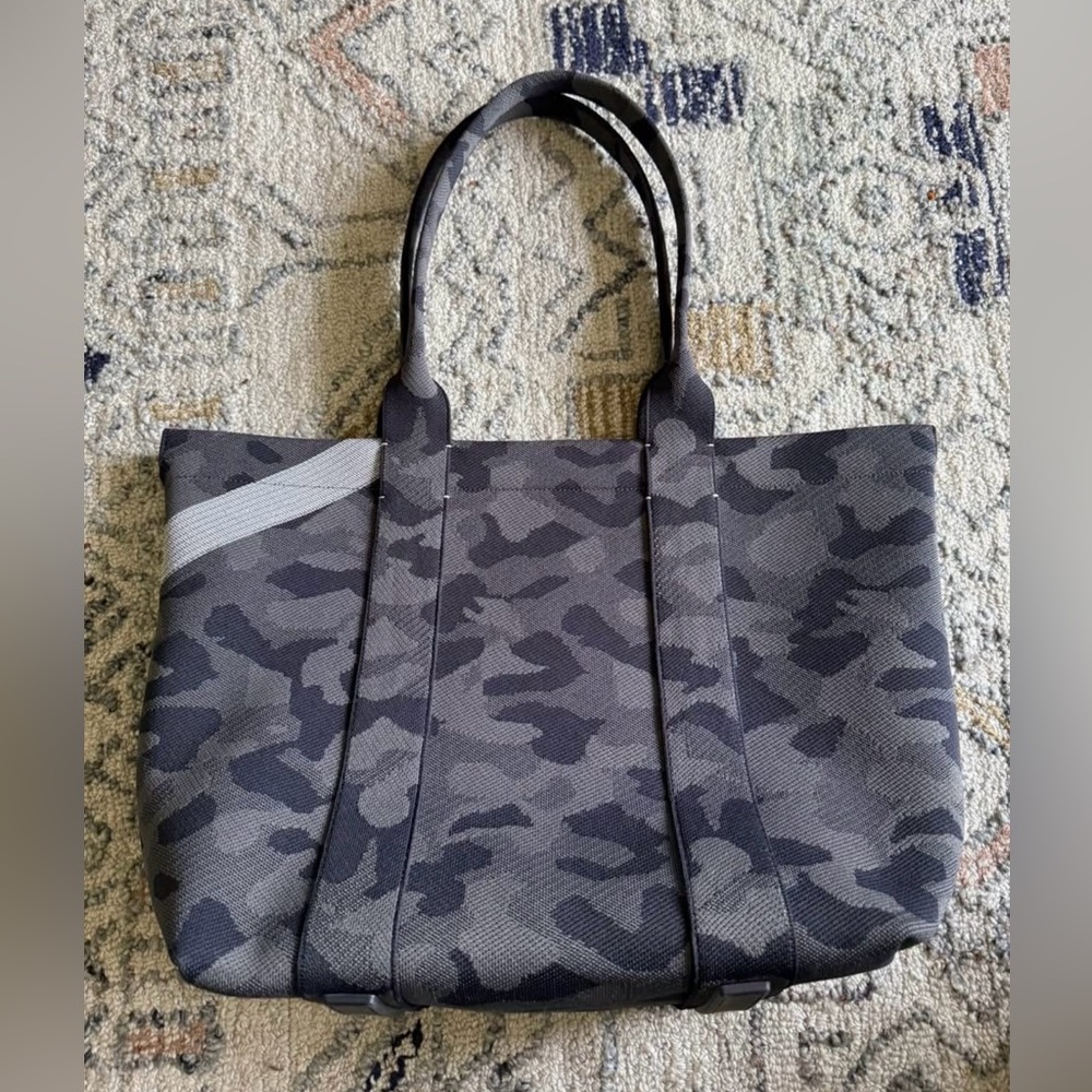 Rothy’s Lightweight Zip Tote